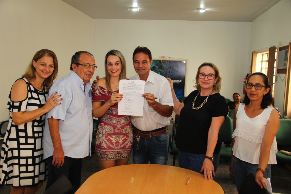 Prefeito dá posse a professores e atendente da Rede Municipal