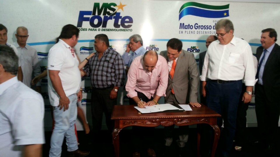 Águas do Miranda: Leleco assina junto com Governador ordem de serviço para asfalto