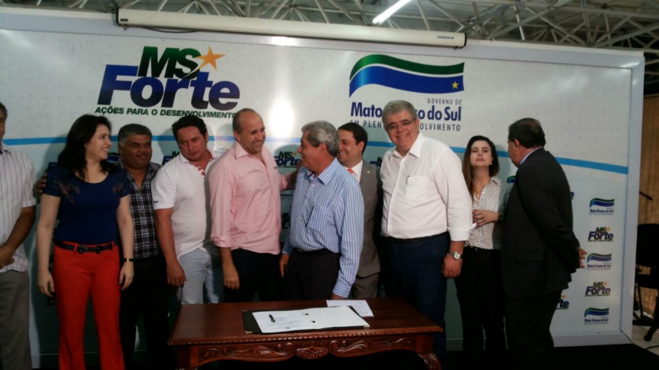 Águas do Miranda: Leleco assina junto com Governador ordem de serviço para asfalto