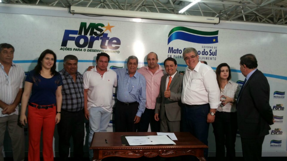 Águas do Miranda: Leleco assina junto com Governador ordem de serviço para asfalto
