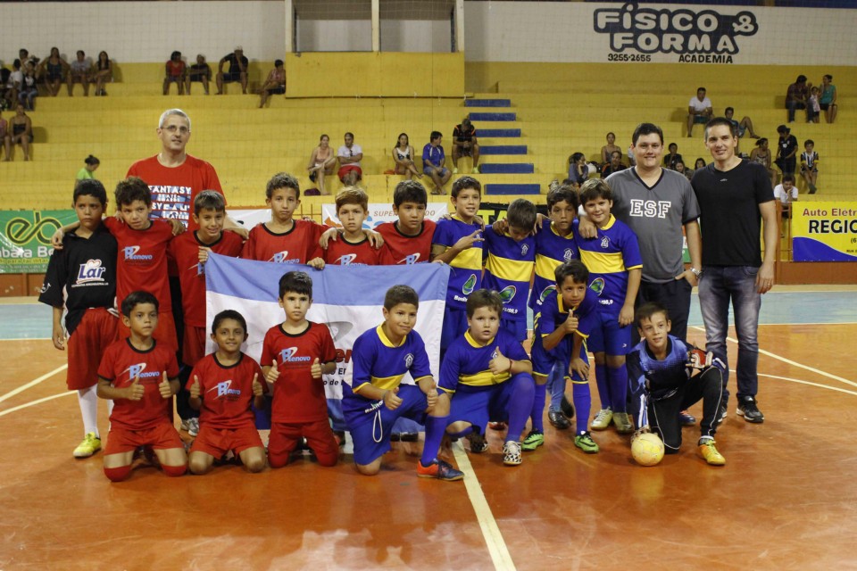 Embala Bonito leva a taça da Copa Comércio de Futsal