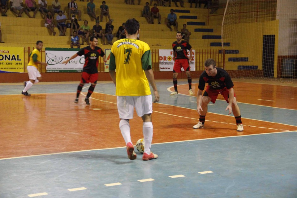 Embala Bonito leva a taça da Copa Comércio de Futsal