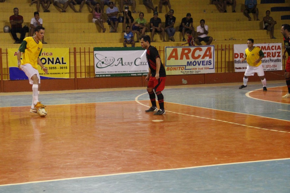 Embala Bonito leva a taça da Copa Comércio de Futsal