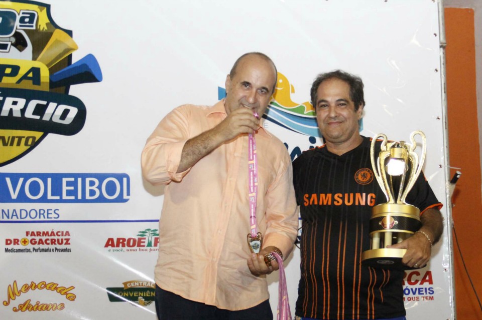 Embala Bonito leva a taça da Copa Comércio de Futsal