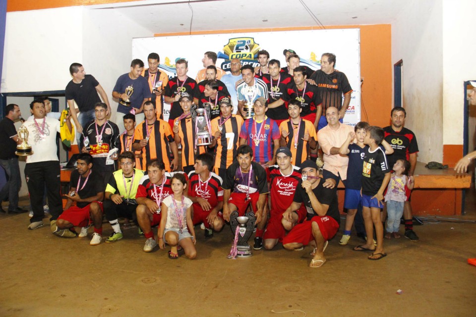 Embala Bonito leva a taça da Copa Comércio de Futsal