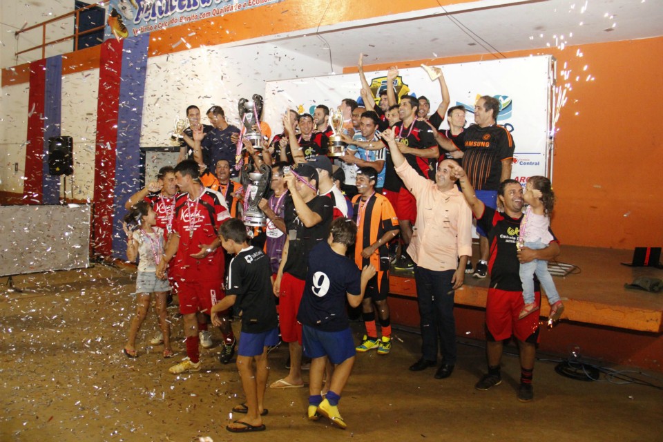 Embala Bonito leva a taça da Copa Comércio de Futsal