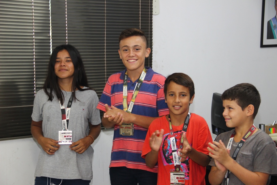 Prefeito recebe alunos de Jiu Jitsu do Instituto Arte Transformar