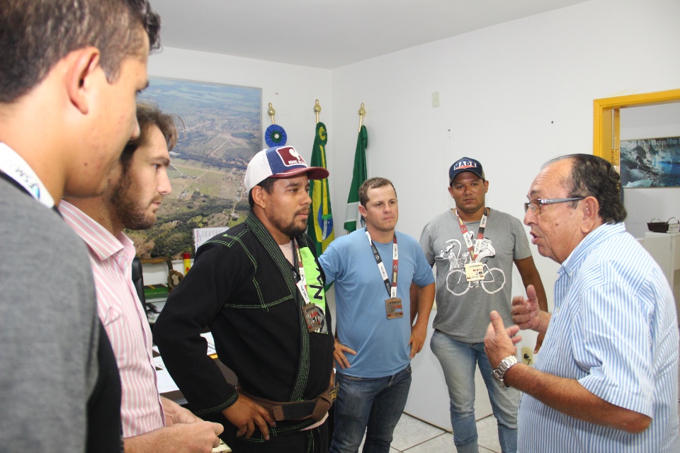 Prefeito recebe atletas da Equipe Pinho de Jiu-Jitsu