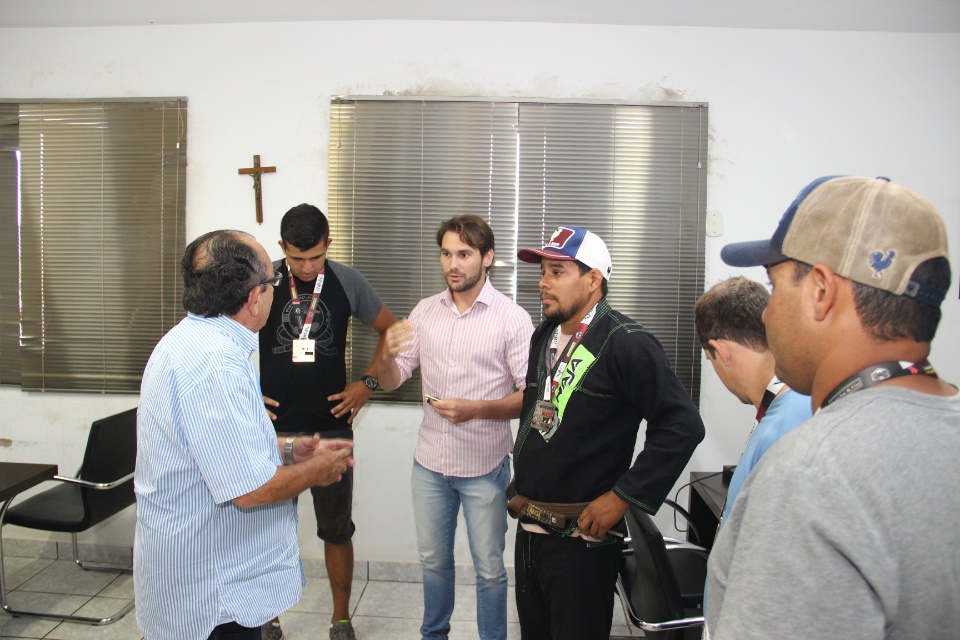 Prefeito recebe atletas da Equipe Pinho de Jiu-Jitsu