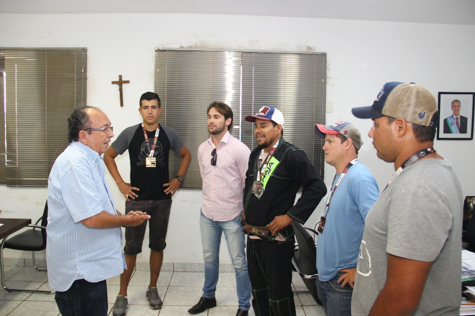 Prefeito recebe atletas da Equipe Pinho de Jiu-Jitsu