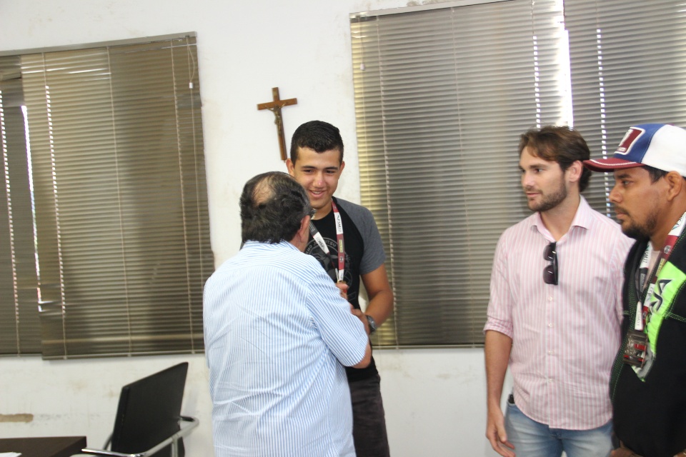 Prefeito recebe atletas da Equipe Pinho de Jiu-Jitsu