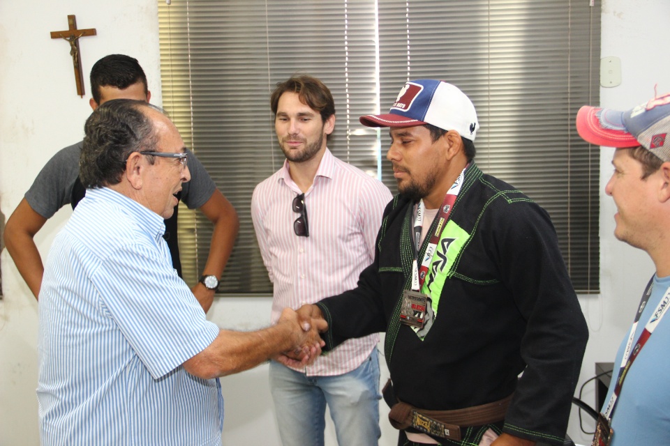 Prefeito recebe atletas da Equipe Pinho de Jiu-Jitsu