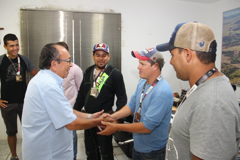 Prefeito recebe atletas da Equipe Pinho de Jiu-Jitsu