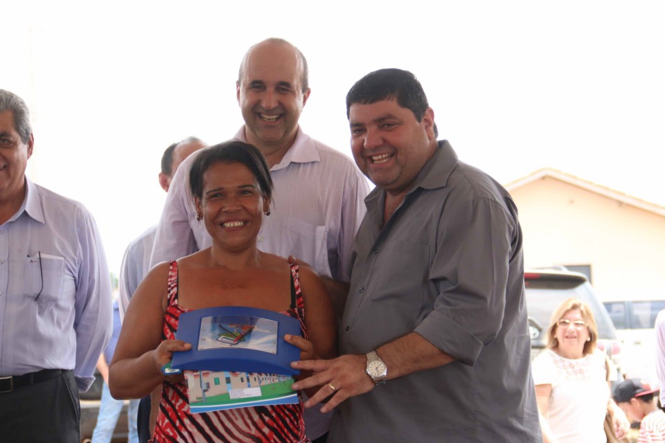 Município recebe 32 casas populares, novas instalações em saúde e uma UTI móvel