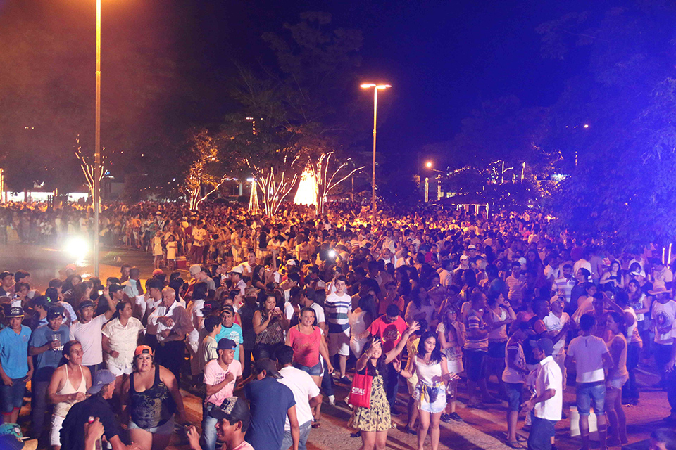 Réveillon da Prefeitura Municipal atrai 15 mil pessoas a Praça da Liberdade Réveillon da Prefeitura Municipal atrai 15 mil pessoas a Praça da Liberdade