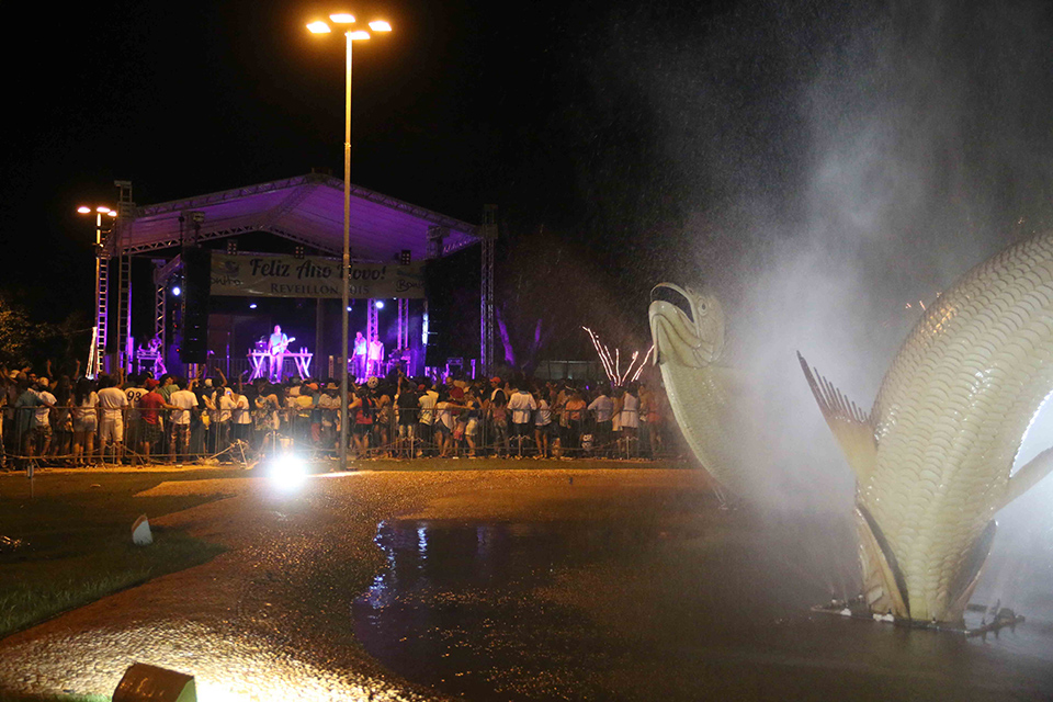 Réveillon da Prefeitura Municipal atrai 15 mil pessoas a Praça da Liberdade Réveillon da Prefeitura Municipal atrai 15 mil pessoas a Praça da Liberdade