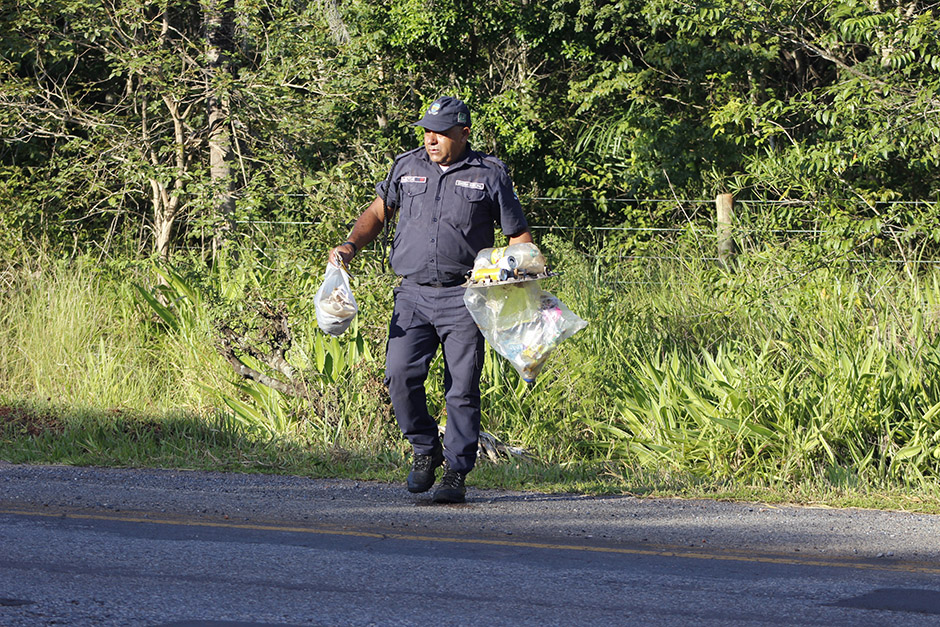 Mutirão em rodovia de Bonito recolhe 55 sacos de lixo