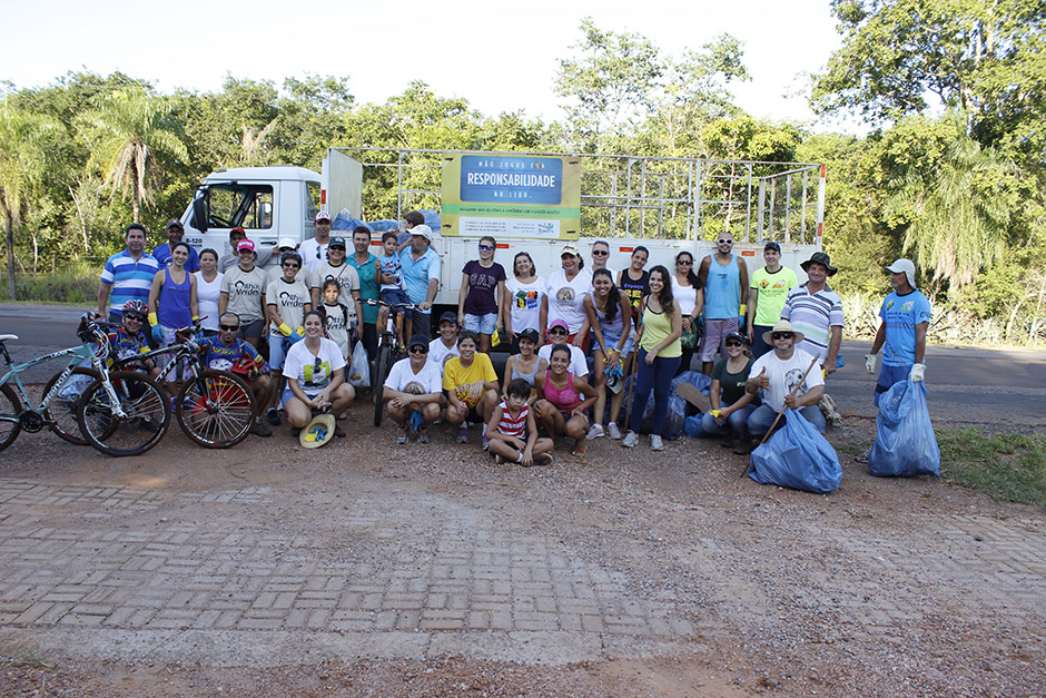 Mutirão em rodovia de Bonito recolhe 55 sacos de lixo