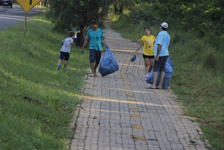 Mutirão em rodovia de Bonito recolhe 55 sacos de lixo