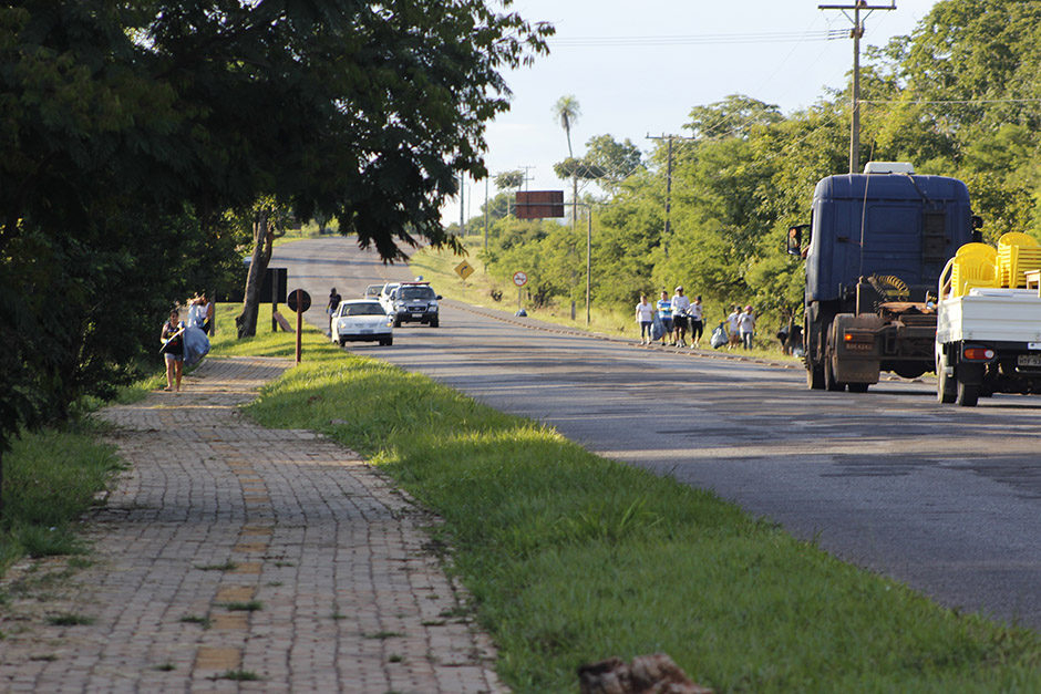 Mutirão em rodovia de Bonito recolhe 55 sacos de lixo