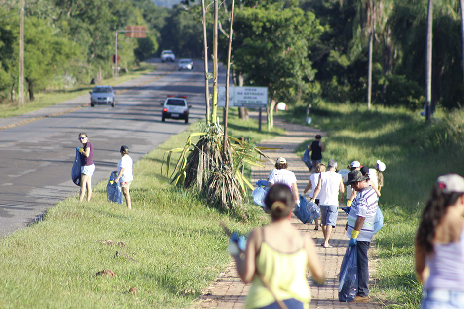 Mutirão em rodovia de Bonito recolhe 55 sacos de lixo
