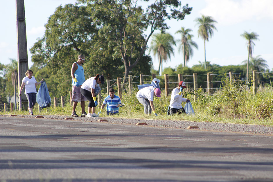 Mutirão em rodovia de Bonito recolhe 55 sacos de lixo