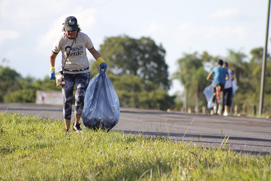 Mutirão em rodovia de Bonito recolhe 55 sacos de lixo