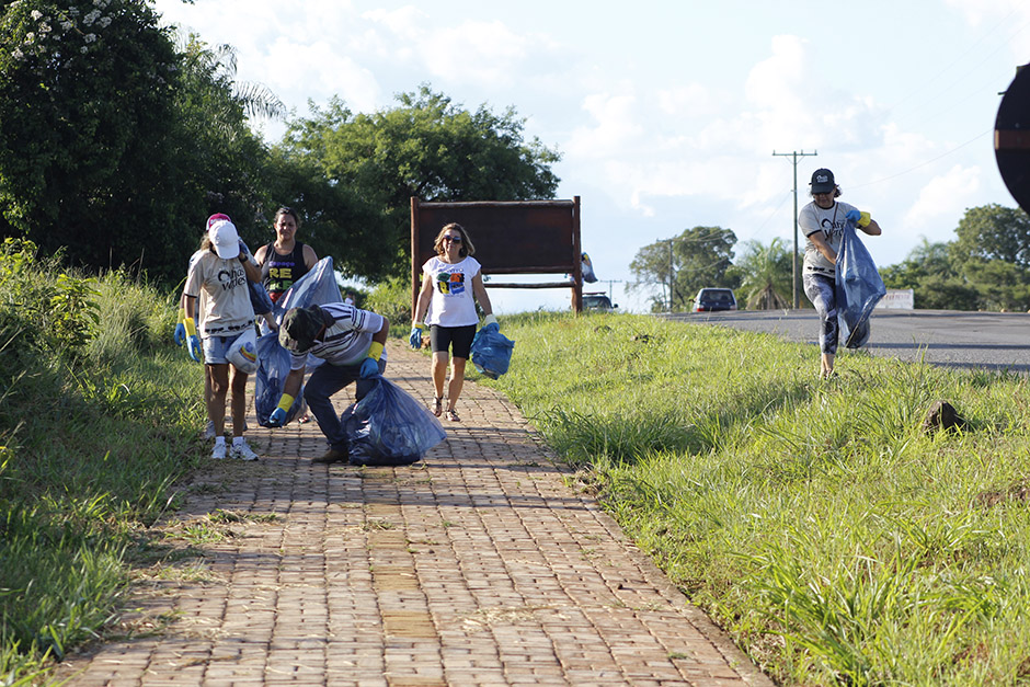 Mutirão em rodovia de Bonito recolhe 55 sacos de lixo