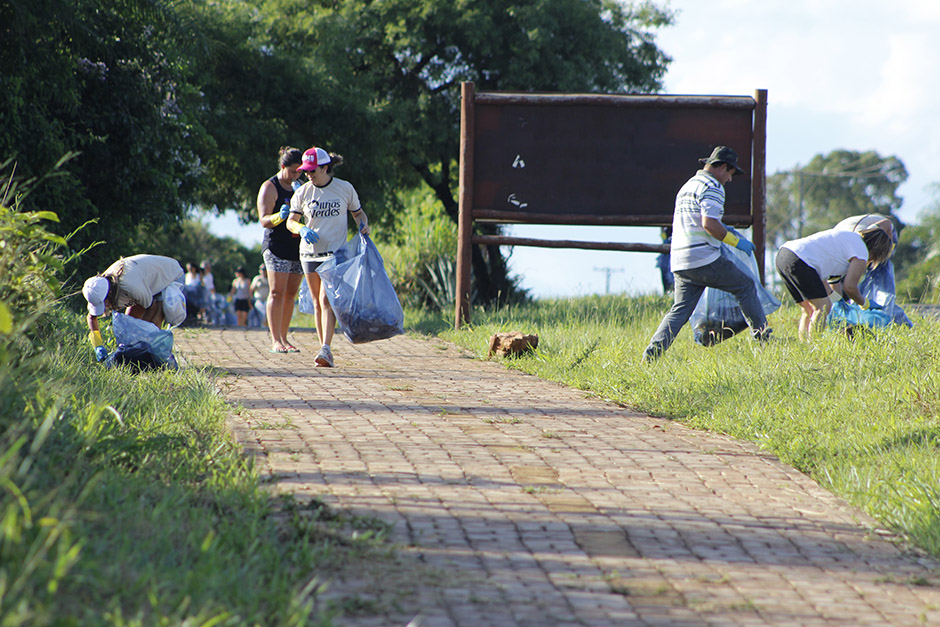 Mutirão em rodovia de Bonito recolhe 55 sacos de lixo