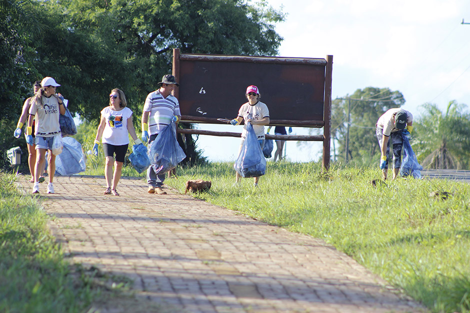 Mutirão em rodovia de Bonito recolhe 55 sacos de lixo