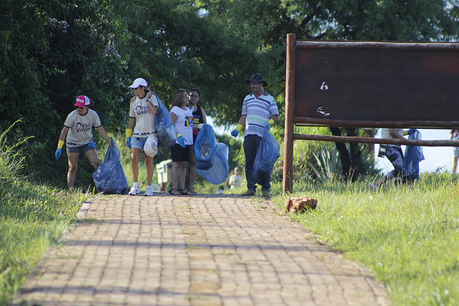Mutirão em rodovia de Bonito recolhe 55 sacos de lixo
