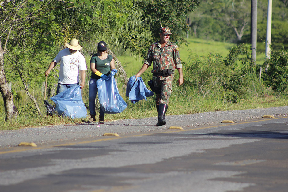 Mutirão em rodovia de Bonito recolhe 55 sacos de lixo
