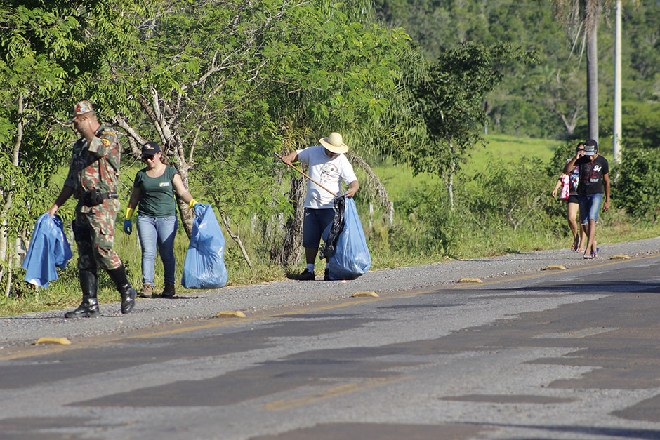 Mutirão em rodovia de Bonito recolhe 55 sacos de lixo