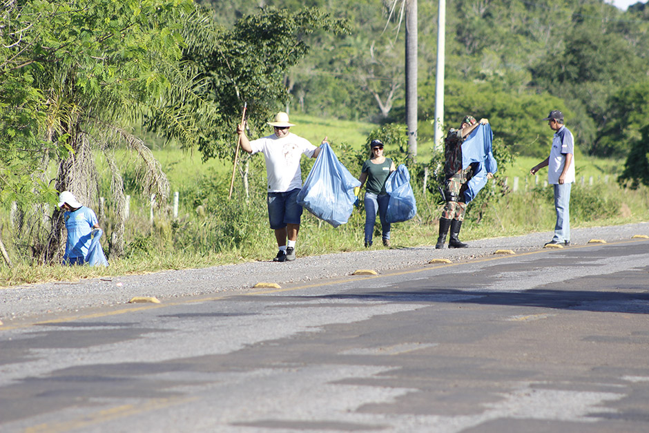 Mutirão em rodovia de Bonito recolhe 55 sacos de lixo