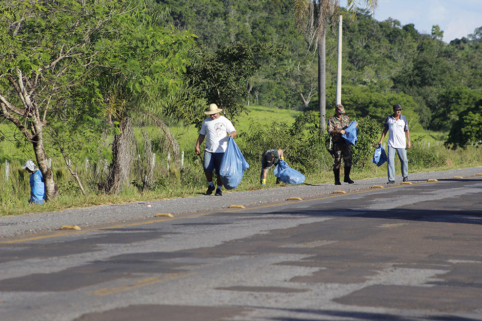 Mutirão em rodovia de Bonito recolhe 55 sacos de lixo