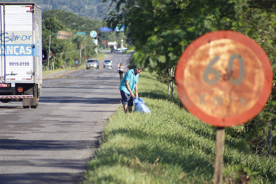 Mutirão em rodovia de Bonito recolhe 55 sacos de lixo