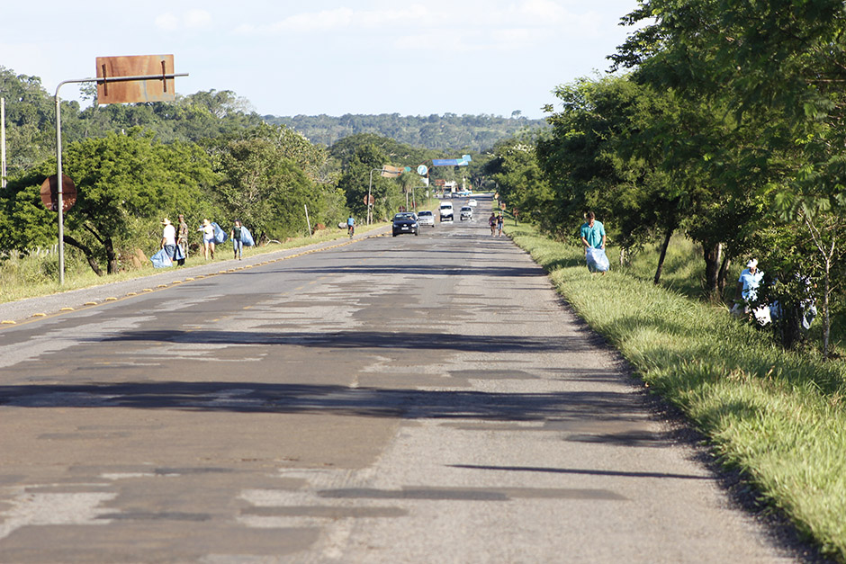 Mutirão em rodovia de Bonito recolhe 55 sacos de lixo