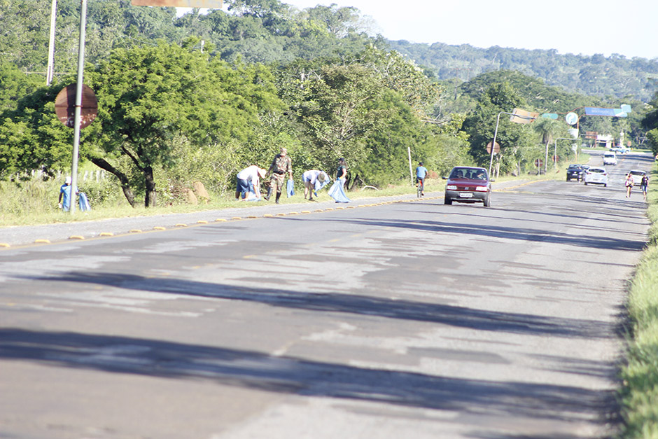 Mutirão em rodovia de Bonito recolhe 55 sacos de lixo