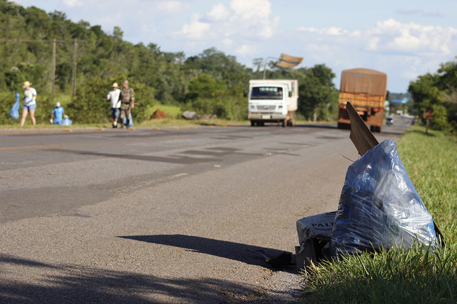 Mutirão em rodovia de Bonito recolhe 55 sacos de lixo