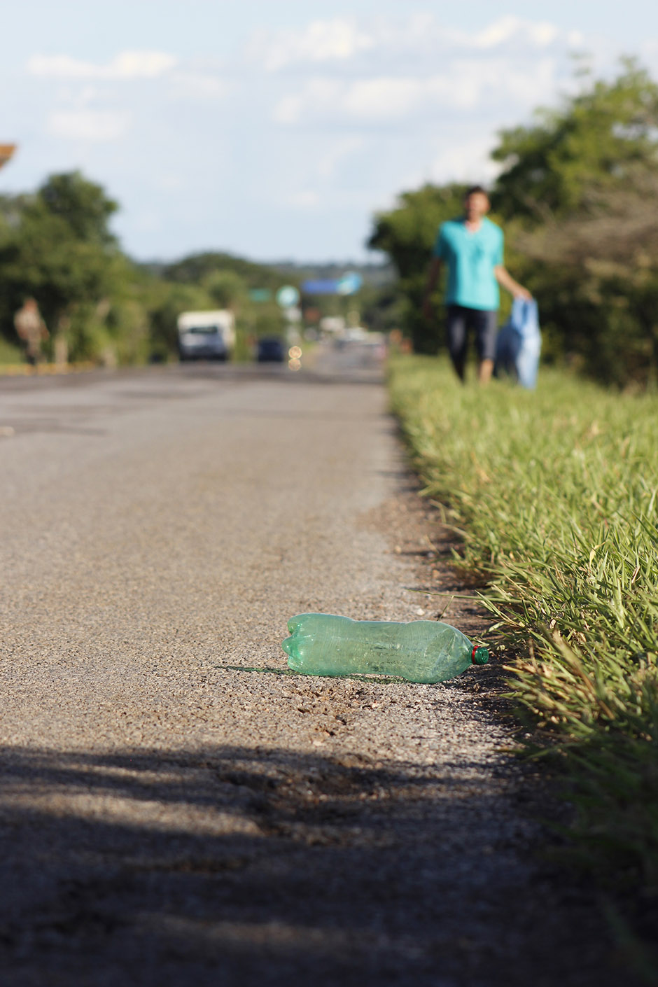 Mutirão em rodovia de Bonito recolhe 55 sacos de lixo