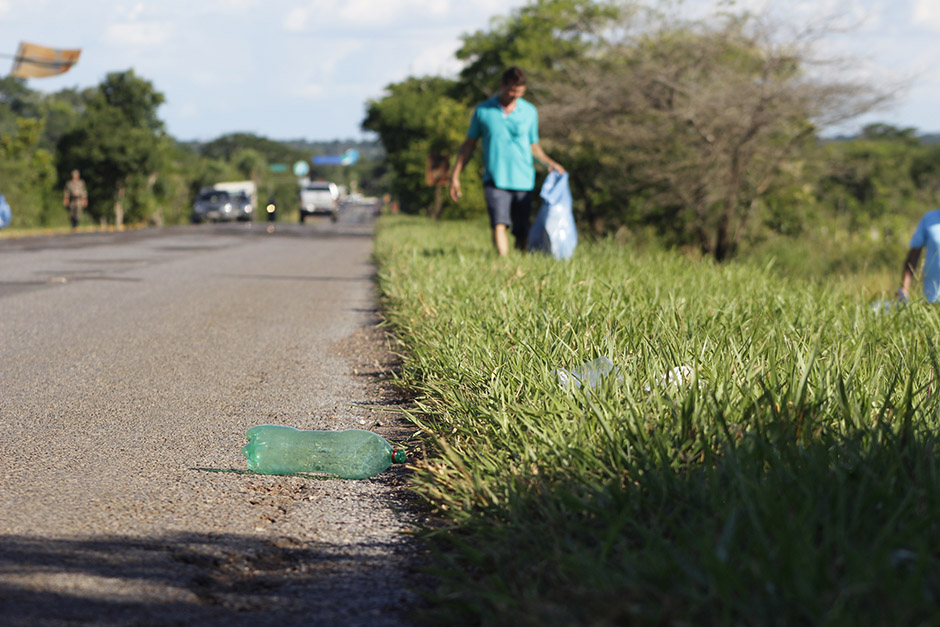 Mutirão em rodovia de Bonito recolhe 55 sacos de lixo