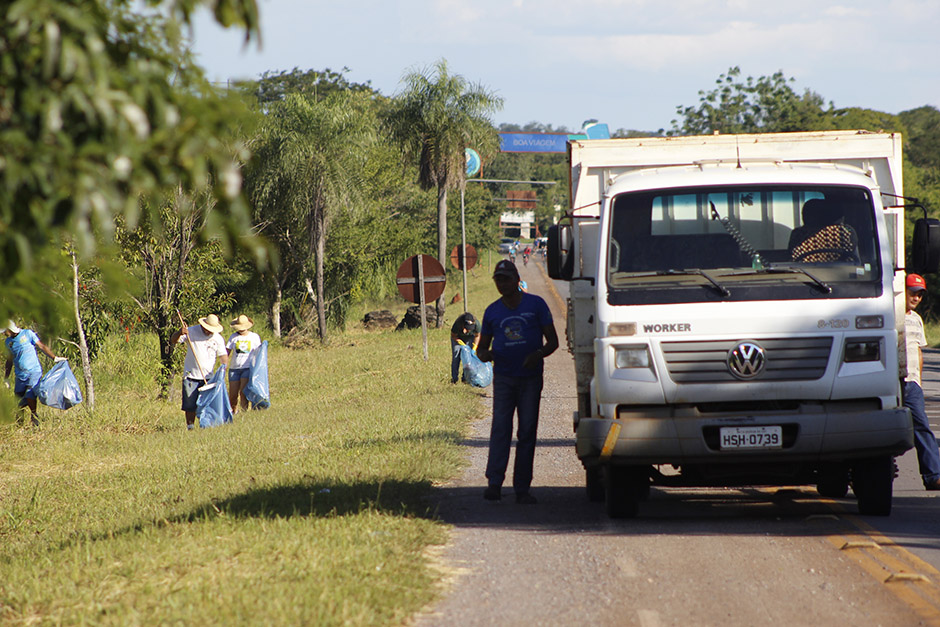 Mutirão em rodovia de Bonito recolhe 55 sacos de lixo