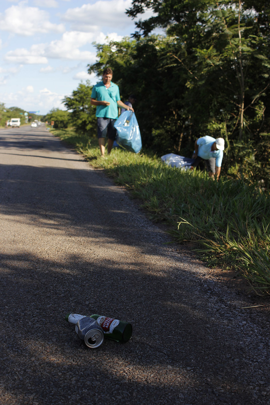 Mutirão em rodovia de Bonito recolhe 55 sacos de lixo