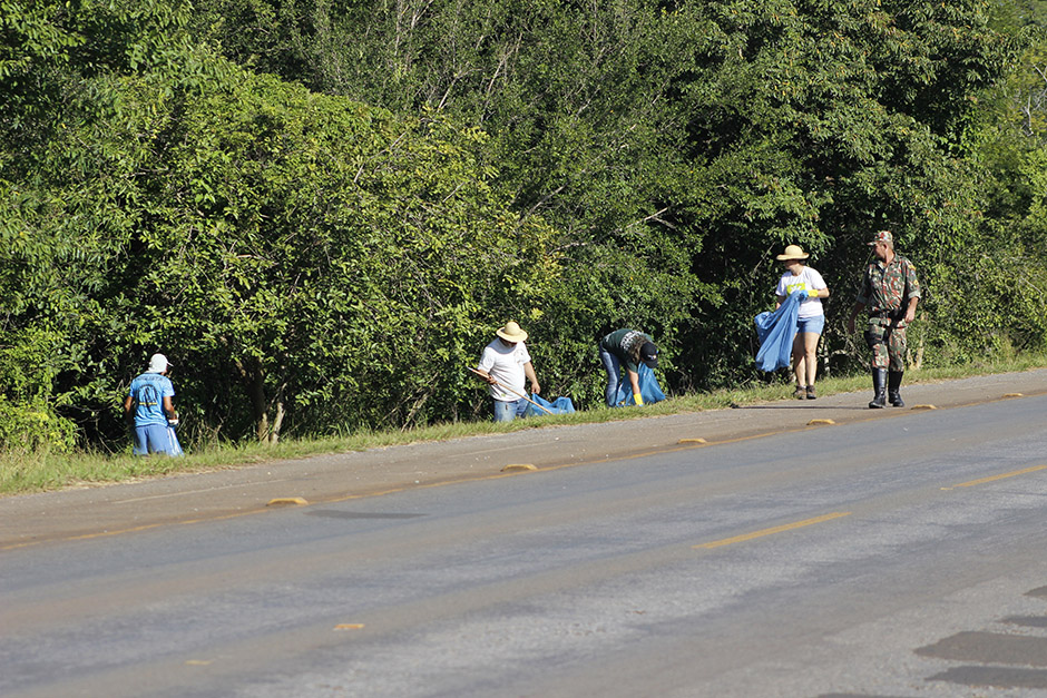 Mutirão em rodovia de Bonito recolhe 55 sacos de lixo