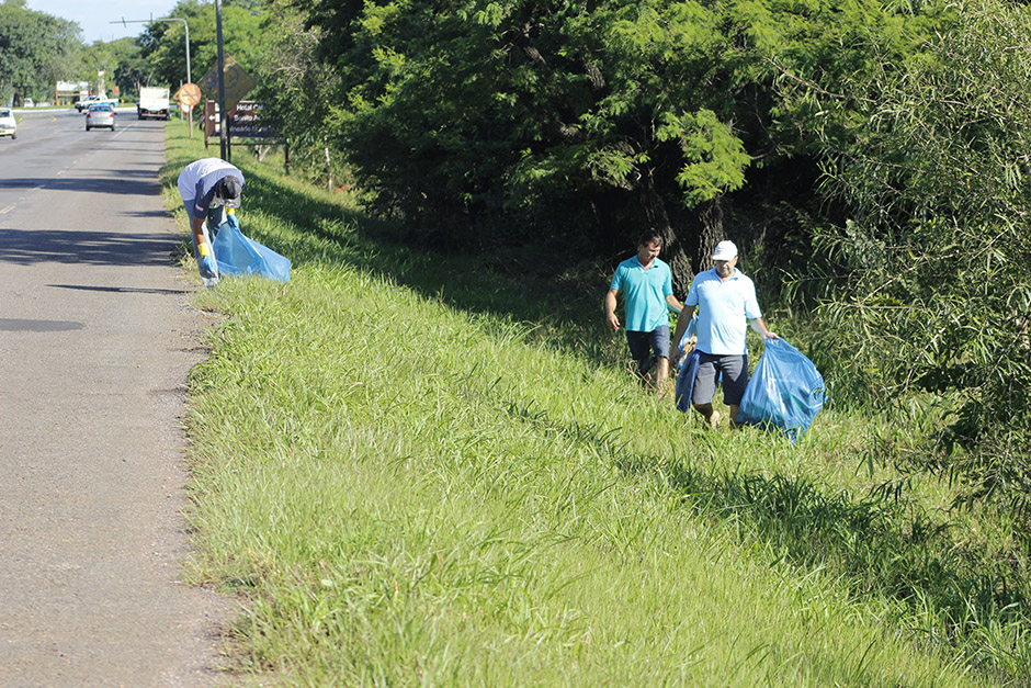 Mutirão em rodovia de Bonito recolhe 55 sacos de lixo