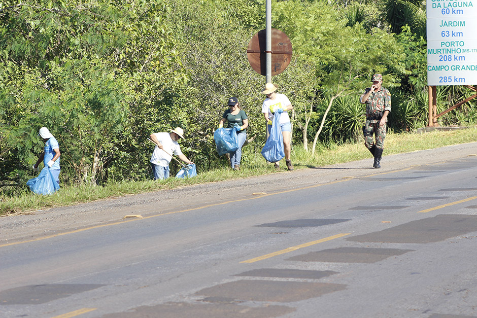 Mutirão em rodovia de Bonito recolhe 55 sacos de lixo