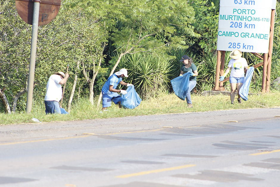 Mutirão em rodovia de Bonito recolhe 55 sacos de lixo