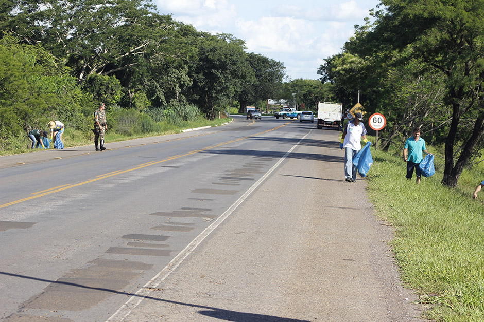 Mutirão em rodovia de Bonito recolhe 55 sacos de lixo