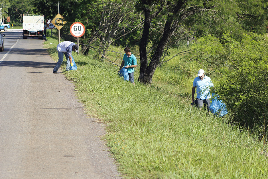 Mutirão em rodovia de Bonito recolhe 55 sacos de lixo