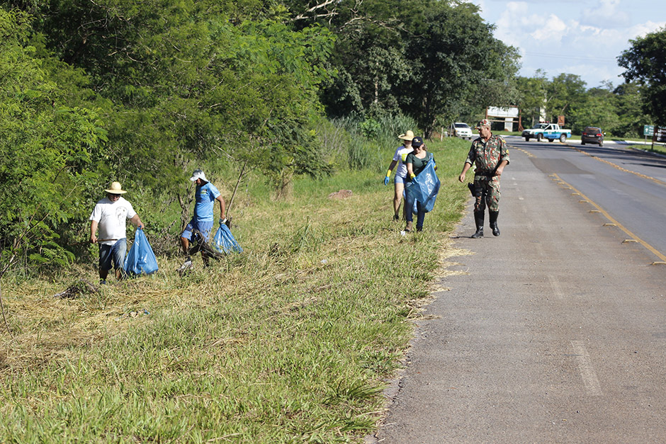 Mutirão em rodovia de Bonito recolhe 55 sacos de lixo